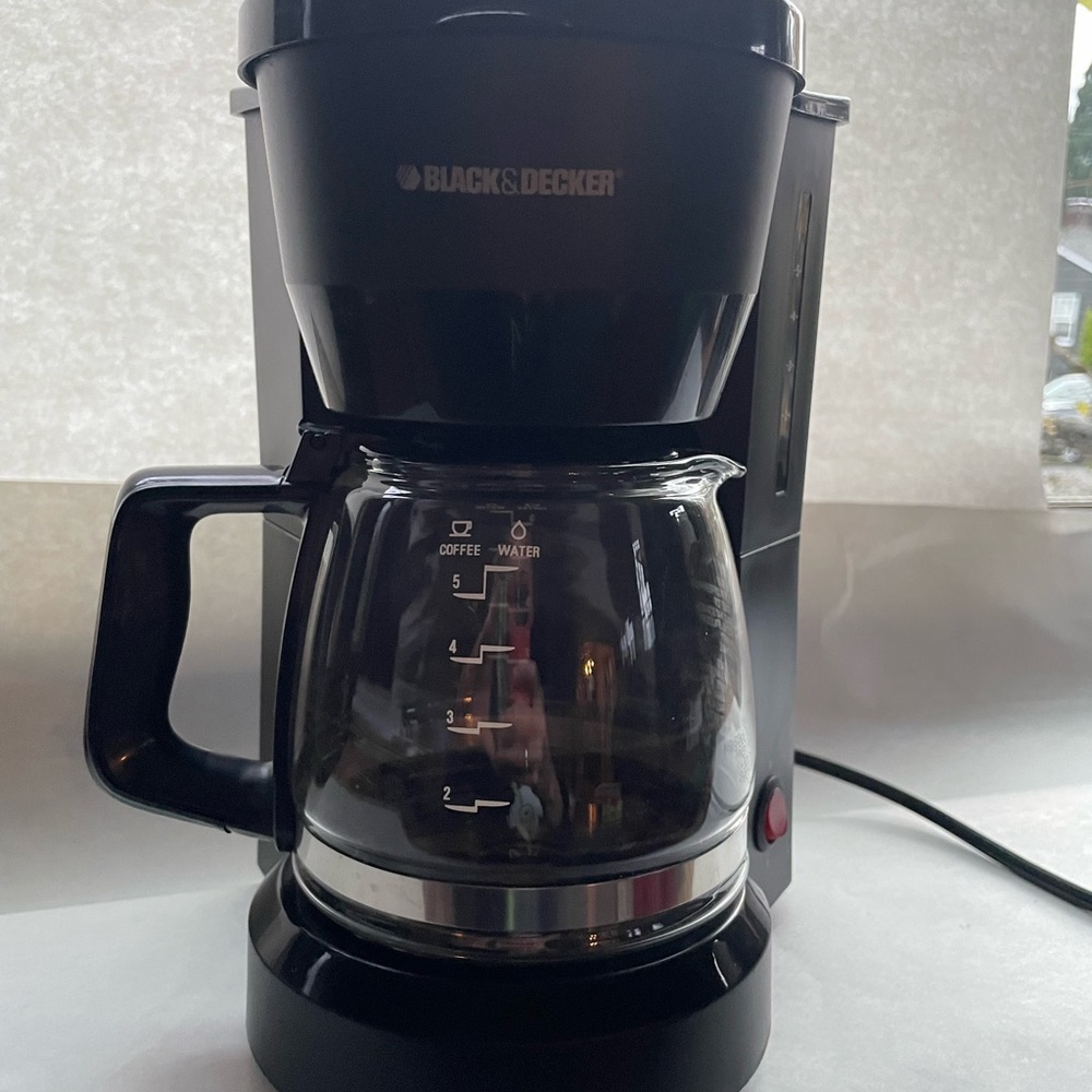 Black and Decker 5 cup coffee maker DCM600B Like New
